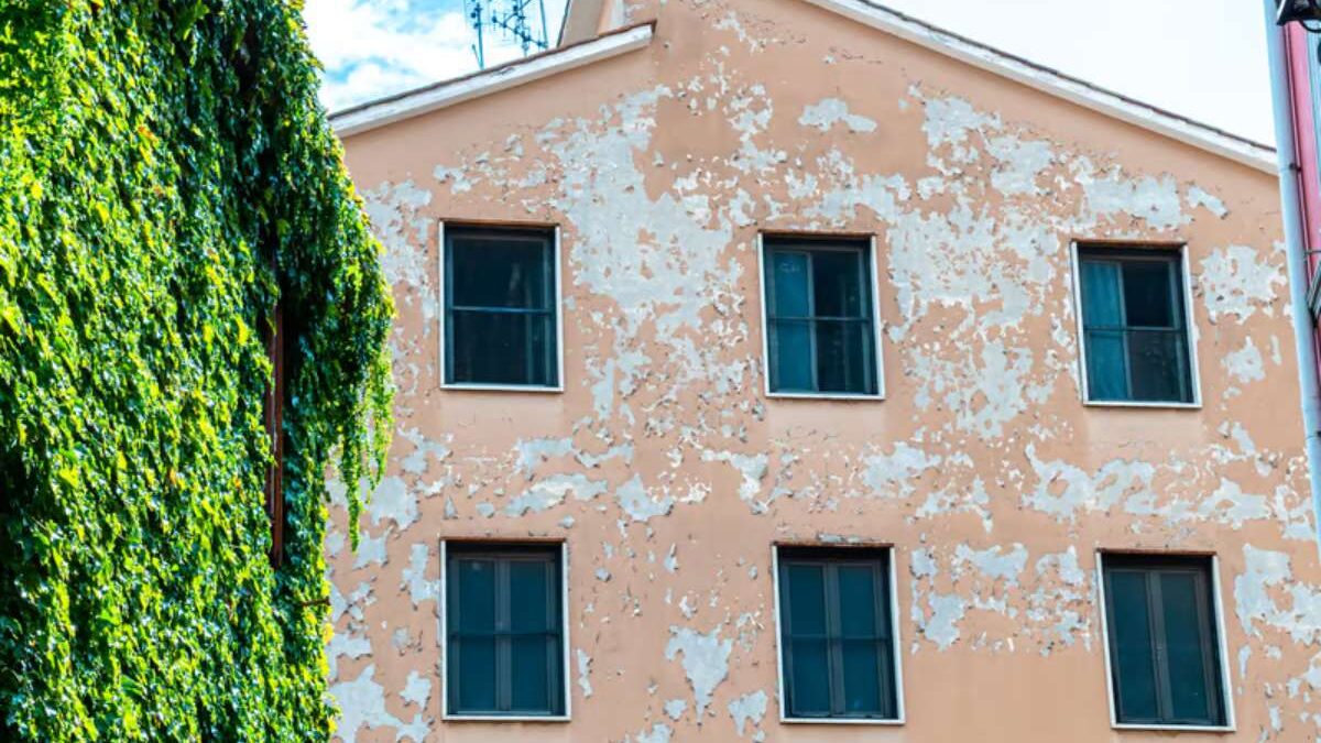 decaper une facade peinte