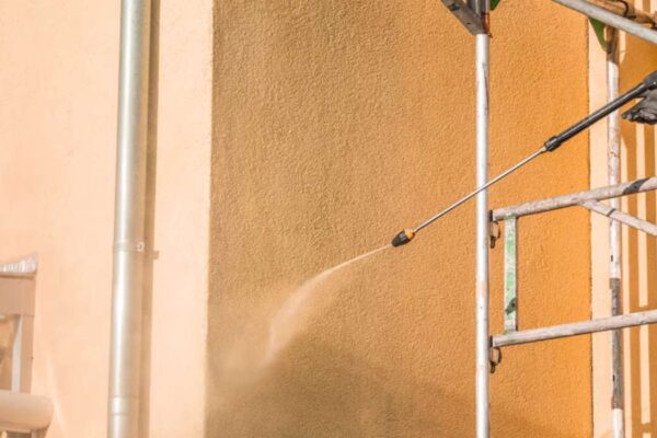quel produit pour nettoyer une façade